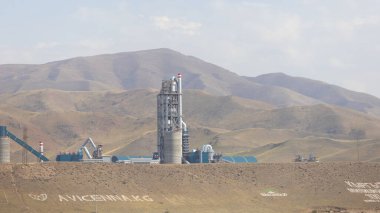 Maden fabrikası Issyk-Kul Bölgesi yakınlarında yer almaktadır. Kırgızistan 'da madencilik endüstrisi başlıca işlerden biridir.