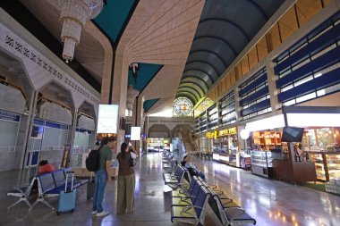 Semerkand, Özbekistan 2 Ekim 2024: Semerkand tren istasyonu salonu. Semerkand tren istasyonu Semerkand 'daki tek ve ana tren istasyonudur.