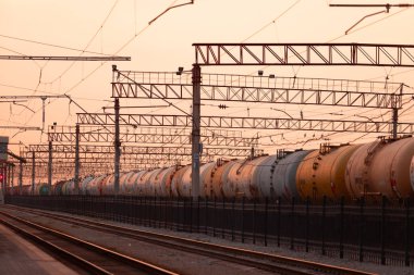 Semerkand, Özbekistan 2 Ekim 2024: Semerkant tren istasyonundaki tank vagonu veya tanker parkı. Semerkand tren istasyonu Semerkand 'daki tek ve ana tren istasyonudur.