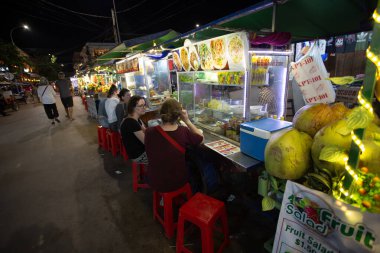 Phnom Penh, Kamboçya 18 Nisan 2017: Batılı yabancı turistler gece barı caddesinde yanan eriştenin tadını çıkarıyorlar. Kamboçya 'da turizm ana iştir..   