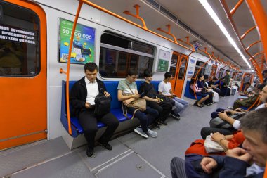 Taşkent, Özbekistan, 5 Ekim 2024: vagondaki koltuklarda banliyö sakinleri oturuyor. Taşkent metrosu eski SSCB 'de inşa edildi, 1977' de açıldı ve Orta Asya 'da ilk metro açıldı.