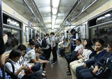Taşkent, Özbekistan, 5 Ekim 2024: vagondaki koltuklarda banliyö sakinleri oturuyor. Taşkent metrosu eski SSCB 'de inşa edildi, 1977' de açıldı ve Orta Asya 'da ilk metro açıldı.