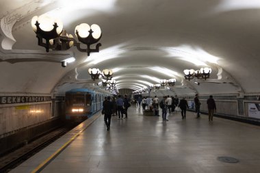 Taşkent, Özbekistan, 5 Ekim 2024: Özbekiston 'da pamuk kalınlığında bir kolye ışığı. Taşkent metrosu eski SSCB 'de inşa edildi, 1977' de açıldı ve Orta Asya 'da ilk metro açıldı.