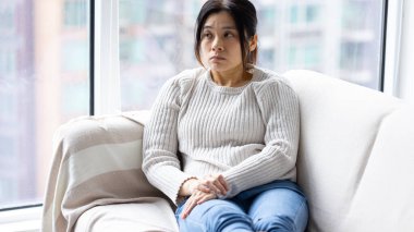 Kadın üzgün hissediyor ve arabada oturuyor.