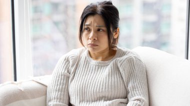 Kadın üzgün hissediyor ve arabada oturuyor.