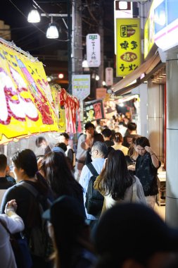 Tokyo - 11 Mayıs 2024: Motomishima ShrineFestival 'de gece pazarı Arakawa, Tokyo' da gerçekleşmektedir. Shrin 'in önünden geçen her klan ve kasaba konseyinden taşınabilir tapınaklar geçidi.