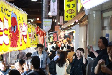 Tokyo - 11 Mayıs 2024: Motomishima ShrineFestival 'de gece pazarı Arakawa, Tokyo' da gerçekleşmektedir. Shrin 'in önünden geçen her klan ve kasaba konseyinden taşınabilir tapınaklar geçidi.