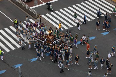 Tokyo - 12 Mayıs 2024: Motomishima Tapınağı Büyük Festivali Arakawa, Tokyo 'da gerçekleşti. Tapınak 'ın önünden geçen her klan ve kasaba konseyinin taşınabilir tapınaklarının ortak geçit töreni.