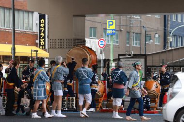 Tokyo - 12 Mayıs 2024: Tokyo, Arakawa 'daki Motomishima Tapınak Festivali' nde insanlar davul çalıyor. Her klanın taşınabilir tapınaklarının geçit töreni...