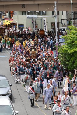 Tokyo - 12 Mayıs 2024: Motomishima Tapınağı Büyük Festivali Arakawa, Tokyo 'da gerçekleşti. Tapınak 'ın önünden geçen her klan ve kasaba konseyinin taşınabilir tapınaklarının ortak geçit töreni.
