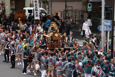 Tokyo - 12 Mayıs 2024: Motomishima Tapınağı Büyük Festivali Arakawa, Tokyo 'da gerçekleşti. Tapınak 'ın önünden geçen her klan ve kasaba konseyinin taşınabilir tapınaklarının ortak geçit töreni.