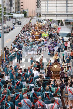 Tokyo - 12 Mayıs 2024: Motomishima Tapınağı Büyük Festivali Arakawa, Tokyo 'da gerçekleşti. Tapınak 'ın önünden geçen her klan ve kasaba konseyinin taşınabilir tapınaklarının ortak geçit töreni.