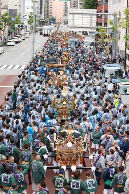 Tokyo - 12 Mayıs 2024: Motomishima Tapınağı Büyük Festivali Arakawa, Tokyo 'da gerçekleşti. Tapınak 'ın önünden geçen her klan ve kasaba konseyinin taşınabilir tapınaklarının ortak geçit töreni.