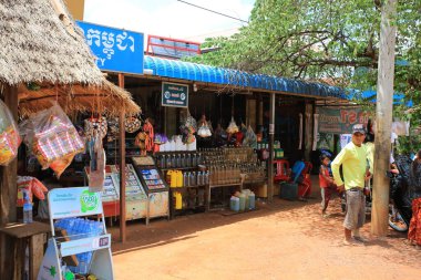 Phnom Penh, Kamboçya - 09 Nisan 2017: Kamboçyalı yakıtı kırsal bölgedeki yol kenarında şişe şişe satar. Kamboçyalı, yakıtı kırsal bölgedeki yol kenarında şişeyle satıyor..
