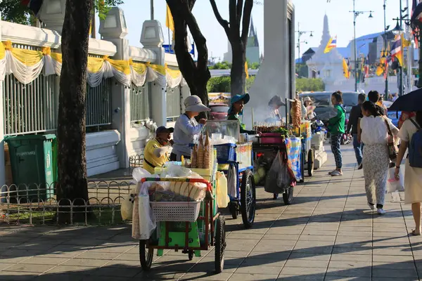 Bangkok, Tayland - 2 Aralık 2019: Hawker, Tayland 'da özel sahnelerden biri olan Bangkok' ta sokak yemeklerini sattı.