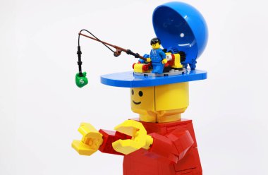 Hong Kong - 24 Aralık 2024: Dev adamı yürüten para çantasını tutan adam, iş motivasyonunu temsil ediyor.