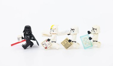 Hong Kong - 24 Aralık 2024: Death Vader dünyanın en iyi patron kupasını aldı ve Stormtrooper tarafından kovalandı