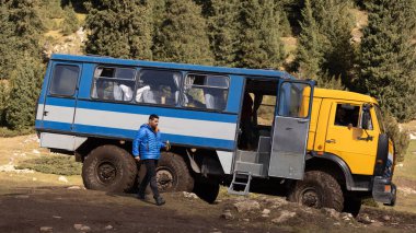 Karakol bölgesi, Kırgızistan - 2 Kasım 2024: Karakol bölgesi Altyn Arashan bölgesinde tur otobüsü parkı. Ana turist kaynakları Rusya ve Orta Asya 'dan.