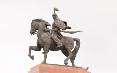 Ala-Too Meydanı 'ndaki manas heykeli. Manas Destanı, Doğu ve Orta Asya 'daki Kırgız halkının uzun ve geleneksel bir epik şiiridir.