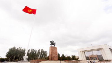 Bishkek, Kırgızistan - 11 Ekim 2024: Kırgızistan 'ın en büyük müzesi olan Ala-Too Meydanı' ndaki Kırgız Devlet Tarihi Müzesi 'nin cephesi.