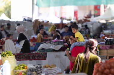 Semerkand, Özbekistan 5 Ekim 2024: İşportacı Siab pazarında meyve satıyor. Siab Çarşısı Semerkand 'ın ana pazarıdır.