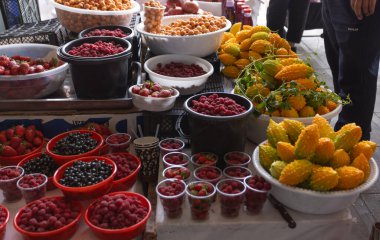 Özbekistan 'daki korsu pazarında böğürtlen satılıyor