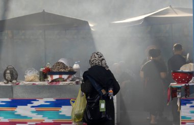 Taşkent, Özbekistan, 5 Ekim 2024: Hawker yiyecekleri Taşkent 'teki Chorsu pazarında sattı. Taşkent 'in simgelerinden biridir.