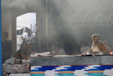 Taşkent, Özbekistan, 5 Ekim 2024: Hawker yiyecekleri Taşkent 'teki Chorsu pazarında sattı. Taşkent 'in simgelerinden biridir.