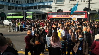 Hong Kong - 23 Aralık 2024: Yarımada otelleri, Çinli turistlerin dikkatini çeken Dior ile kesişir..