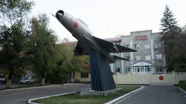 Bishkek, Kırgızistan - 10 Ekim 2024: Biskek şehrindeki Sovyetler Birliği savaşçısı. Bishkek Kırgızistan 'ın başkentidir ve hala SSCB döneminde aynı tarzda bir yapı sürdürmektedir.