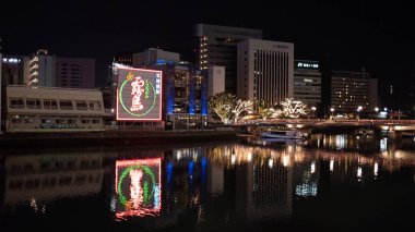 Fukoka, Japonya- 18 Ocak 2024: Nakasu kanalı manzaralı, gece kulübü ve restoran dolu. Nakasu bölgesi Fukuoka 'nın eğlence merkezi.