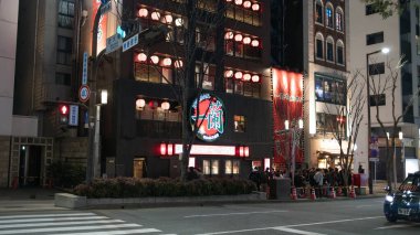 Fukoka, Japonya- 18 Ocak 2024: Ichiran Ramen Karargahı. Ichiran Ramen, Tonkotsu rameninde uzmanlaşmış bir Japon eriştesidir..