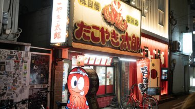 Fukoka, Japonya- 18 Ocak 2024: Nakasu 'da gece kulübü ve restoran dolu bir takoyaki dükkanı açıldı. Nakasu bölgesi Fukuoka 'nın eğlence merkezi.