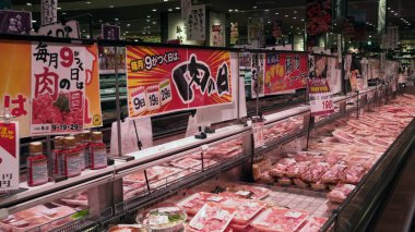 Kumamoto, Japonya - 15 Ocak 2025: Nagasaki Jiro Kissa Shitsu adlı eski kahve dükkanından tramvay geçişi. Kumamoto 'nun tarihi ve geleneksel kafelerinden biridir..