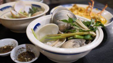 Vietnam mutfağında büyük midyeler limon otuyla pişirilir. 