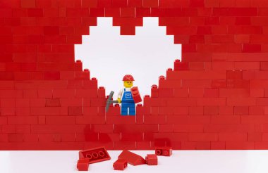 Hong Kong - 30 Ocak 2025: İşçi Sevgililer Günü 'nde duvarı kırdı 