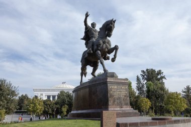 Taşkent, Özbekistan - Ekim 12024: Amir Timur Meydanı 'nda Timur heykeli. simgelerden biri 
