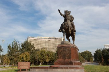 Taşkent, Özbekistan - Ekim 12024: Amir Timur Meydanı 'nda Timur heykeli. simgelerden biri 