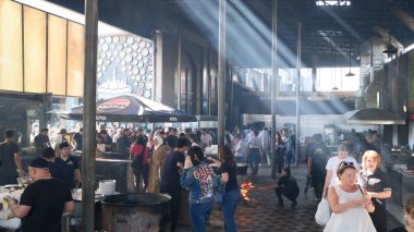 Taşkent, Özbekistan - Ekim 12024: şef mutfakta pilav ya da pilav ateşledi. Plov, Orta Asya 'da genellikle stok ve et suyunda pişirme ve baharat içeren ünlü bir yemektir.