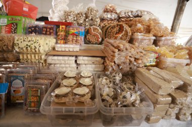  Taşkent, Özbekistan, 5 Ekim 2024: Özbekistan 'da koro pazarında farklı bir geleneksel bisküvi ve Özbek usulü fırınlanmış eşyalar satılıyor