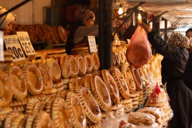 Bishkek, Kırgızistan 15 Ekim 2024: lepeshka Osh Bazaar 'da satışta. Osh Bazaar Kırgızistan 'daki en büyük pazarlardan biridir..