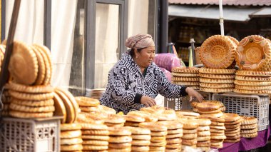 Bishkek, Kırgızistan 15 Ekim 2024: lepeshka Osh Bazaar 'da satışta. Osh Bazaar Kırgızistan 'daki en büyük pazarlardan biridir..