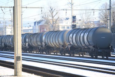  Salzburg, Avusturya - 28 Mart 2019: Salzburg tren istasyonundaki tank vagonu veya tanker parkı. Salzburg istasyonu Avusturya 'daki ana tren istasyonlarından biridir.