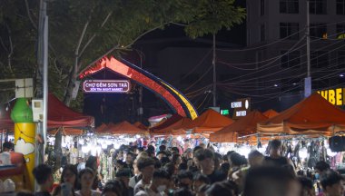 Da Nang, Vietnam - 2 Temmuz 2024: Son Tra Night Market girişi. Da Nang 'daki en büyük gece marketlerinden biri..
