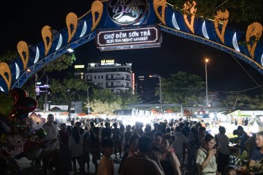 Da Nang, Vietnam - 2 Temmuz 2024: Son Tra Night Market girişi. Da Nang 'daki en büyük gece marketlerinden biri..