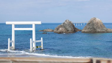 Itoshima, Fukuoka 'daki Sakurai Futamigaura torii. Evli çift Rocks' un önünde.