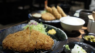Tonkatsu, kızarmış domuz pirzolası ve Japonya 'da meşhurdur.