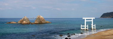 Itoshima, Fukuoka 'daki Sakurai Futamigaura Torii' nin panoramik görüntüsü Evli Çift Kayaları önünde