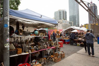 New York, 5 Mayıs 2019: New York 'taki Hell' s Kitchen bit pazarı, New York 'taki bit pazarlarından biri.