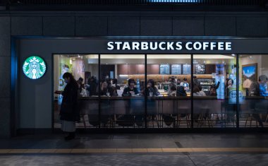 Fukuoka, Japonya -14 Ocak 2025 Starbucks kahvesi TENJIN CHIKAGAI yeraltı alışveriş merkezi. En büyük yeraltı alışveriş caddelerinden biri..